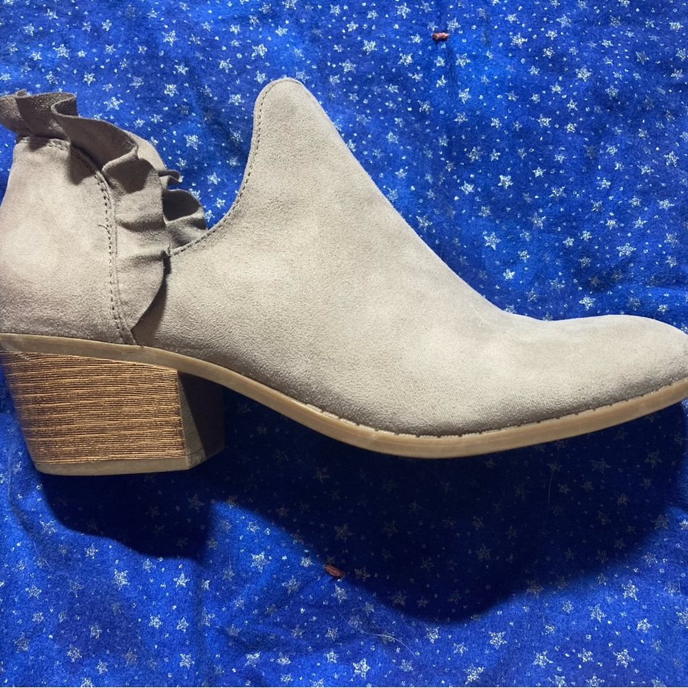 8.5 EUC Fergalicious Ankle Boots Ruffle. Faux Suede. Taupe.